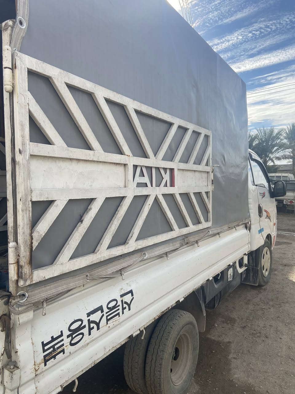 السلام عليكم
كيا حمل للبيع (٢٠٠٧) المحرك ٢٧٠٠  مكينة وكير وشاصي مكفولات

سيارة جاهزة من كلشي  رقم بغداد دولي السيارة ب اسمي المكان صلاح الدين / العلم

السعر ٨٠ ورقة وبيها مجال شوية 

ما متواجد ع فيس فقط اتصال 

***********
