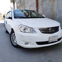 سيارة بيضاء بحالة جيدة، مثالية للاستخدام اليومي. تتميز بتصميم أنيق واق...