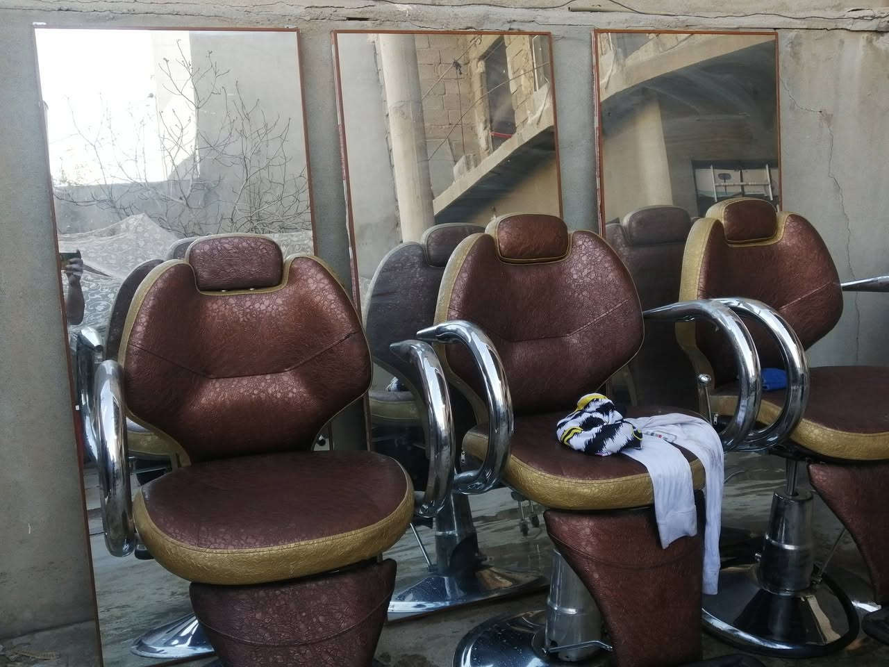 كراسي عدد 3 للبيع مع مرايات للبيع شراي دز مسج ع واتساب ***********
