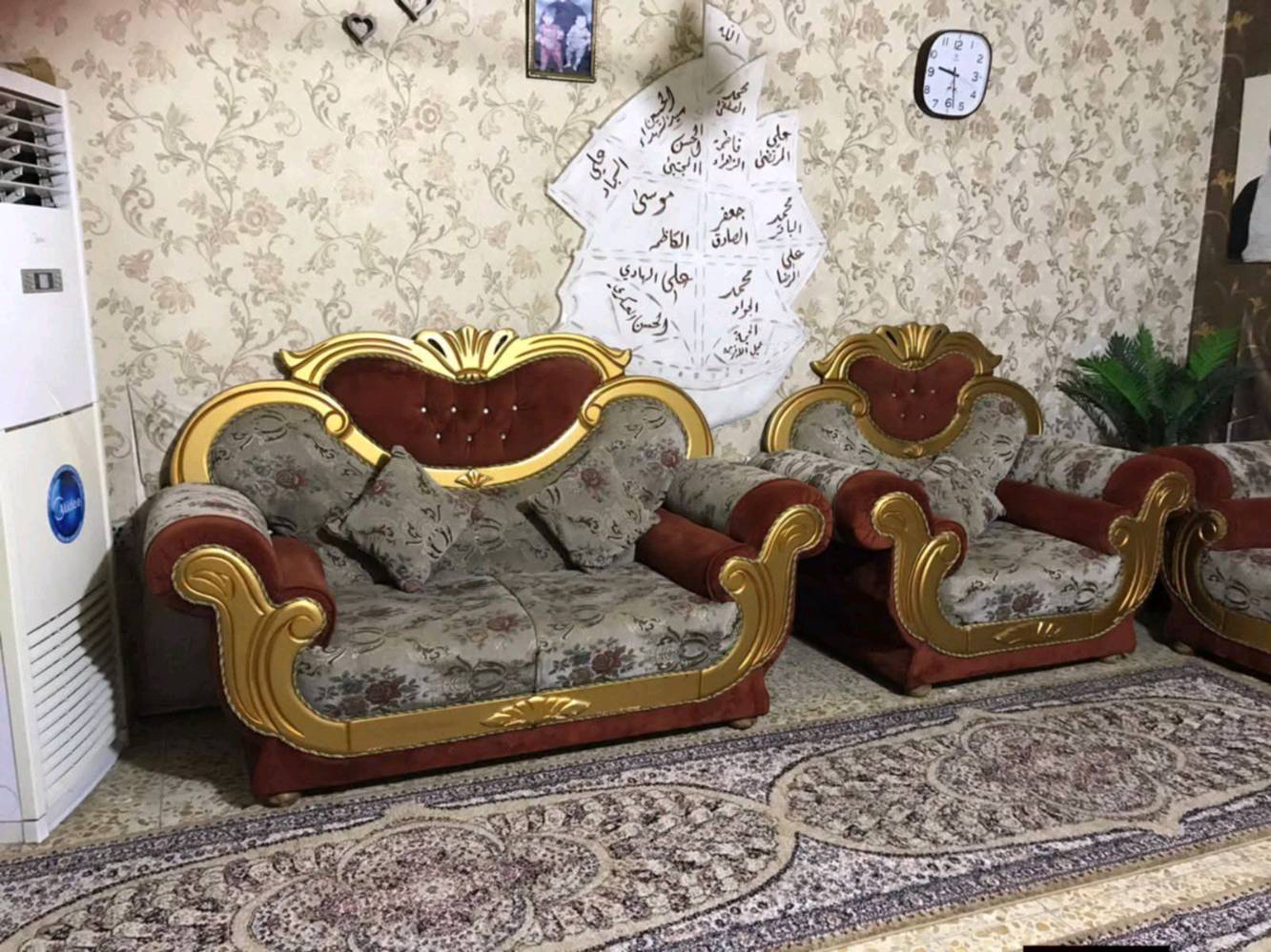 هلا بيكم، عندي طقم صالون/كنب مودرن وراقي للبيع، لونه خمري ويا ذهبي ونقشة حلوة، حالته نظيفة ومستخدم بشكل مرتب. الطقم يبين فخم ومناسب للصالون أو غرفة الضيوف، ومبين بالصور كامل ومرتب. إذا مهتمين تراسلوني للمشاهدة والتفاصيل.