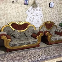 هلا بيكم، عندي طقم صالون/كنب مودرن وراقي للبيع، لونه خمري ويا ذهبي ونق...