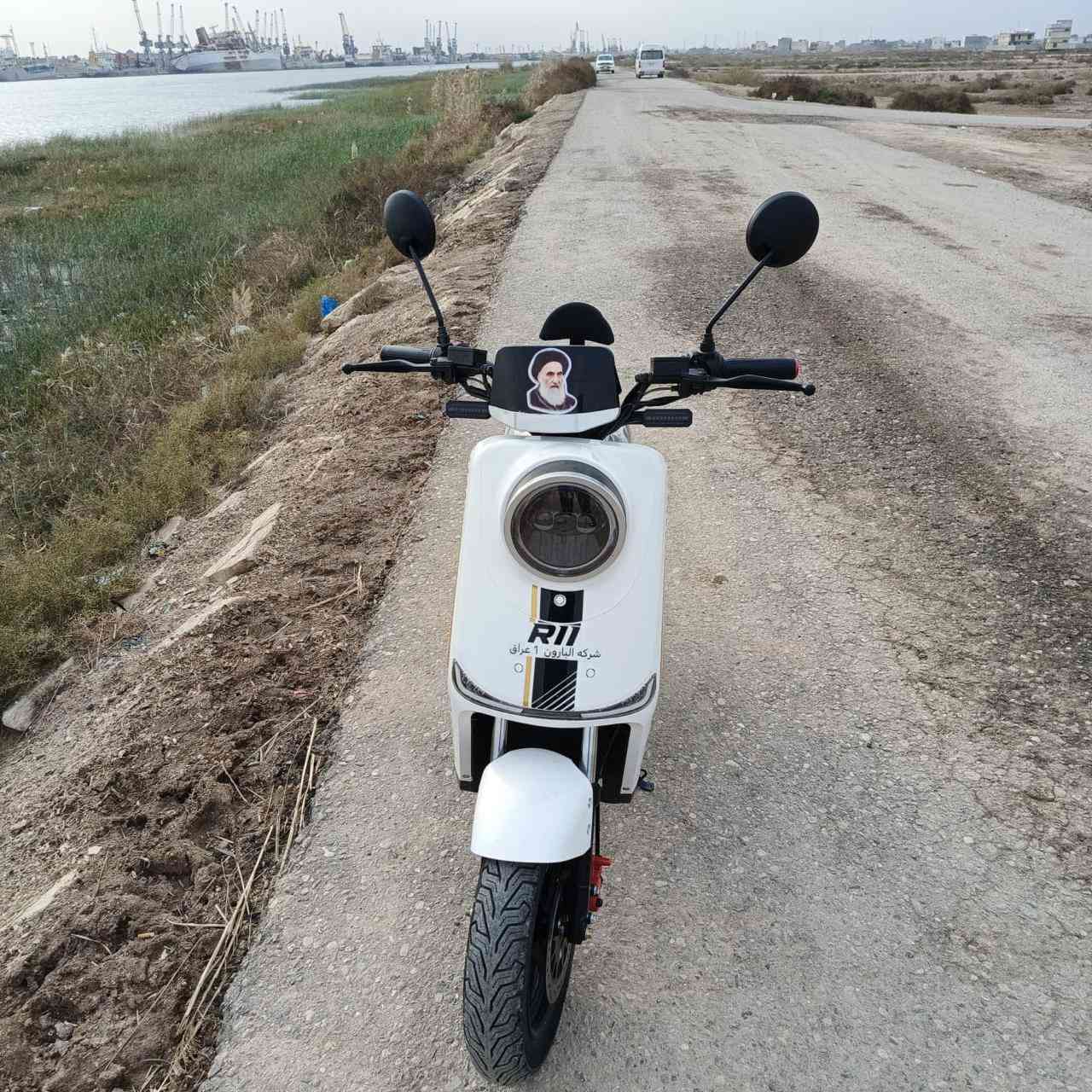 دراجه شحن( R11 )مديل (2025) نوعيه قويه وتتحمل الأوزان الثقيلة وسرعت الدراجه بل عداد (120) و ملفها 1800اي نقوصات ما بيها  (خمس بطاريات كبار 22 امبير) اقوه شي كلشي اصلي الشاحنه ول مرايات مالاتها ول وصل موجود دراجه شوفت العين خاليه من اي عطل و انضف من جديده سبب لبيع محتاج فلوسها سعر (510) جايبها ب (680) من لوكيل سعر(510)مجالها قليل وبل عافيه عل ياخذها العنوان البصره قضاء شط العرب الفيحاء قرب جسر خالد الرقم (***********) واتساب
