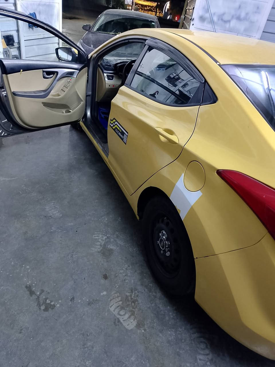 للبيع الانتره 2011 رقم بغداد هزه جديده وبسمي ورقم دولي مصفره هيئه وغرامه حادثه بل حوض كير ومكينه وحداديه وتخم تاير وتبريد كله جديد ليبل واحد سياره بدون ***********تبديل السعر 83 بيه مجال شي بسيط محرك 2000و بيها  منضومة غاز
