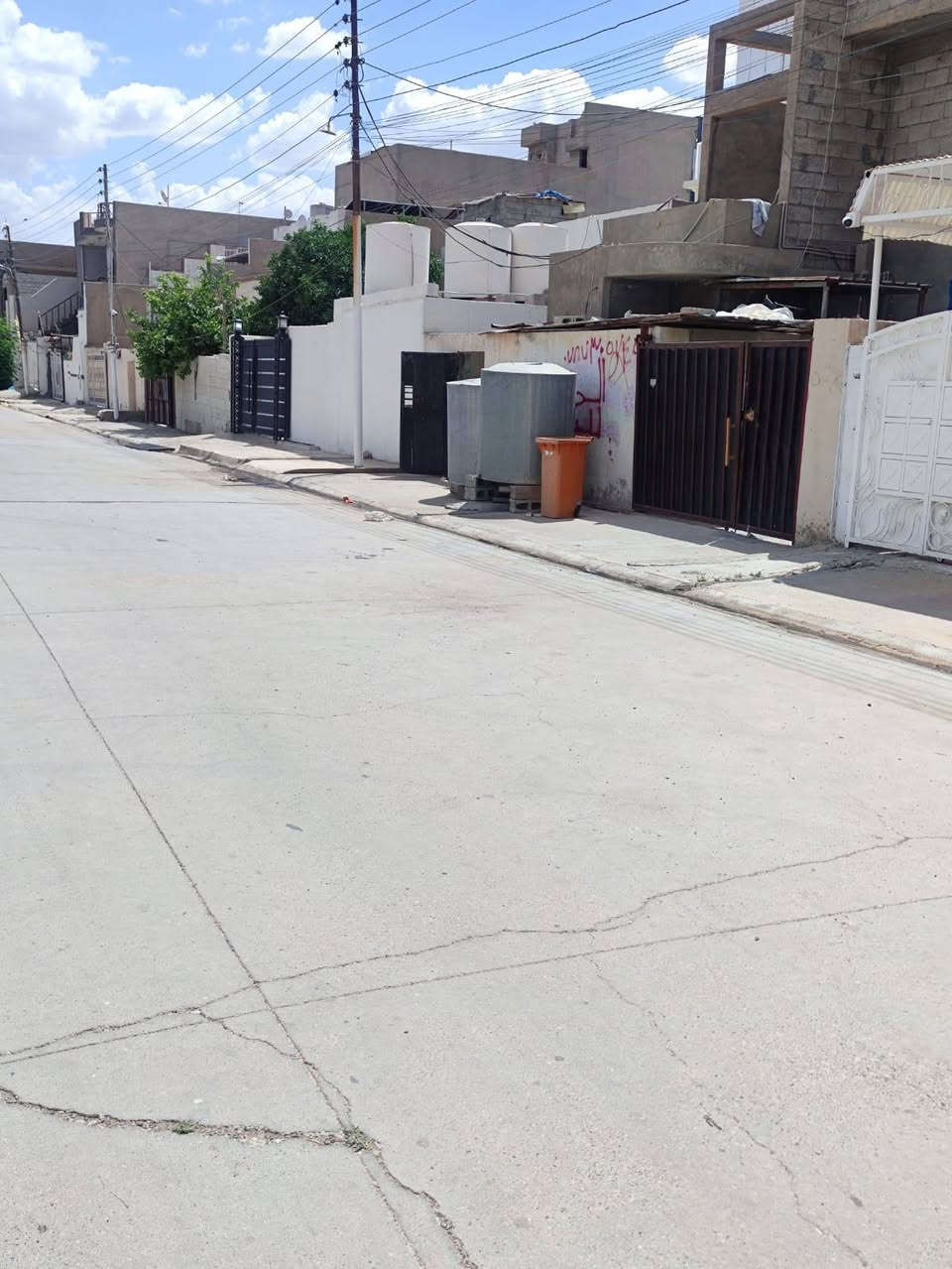 بيت ملك (طابو صرف) للبيع في كركوك - القادسية الأولى 🏠 سعر مناسب جداً 
​للبيع بيت بموقع استراتيجي ممتاز ومساحة واسعة في أجمل مناطق القادسية 1، مناسب جداً للسكن المباشر أو كاستثمار عقاري ممتاز.
​📌 تفاصيل الموقع:
​العنوان: كركوك - القادسية الأولى.
​الموقع الدقيق: بجانب مدرسة "كركوك الصامدة"، وخلف السايدين الرئيسي للقادسية مباشرة.
​المعالم القريبة: قريب جداً من جامع "صاير كردي" وكافة الأسواق والخدمات.
​📐 المساحة والخدمات:
​المساحة: 200 متر مربع.
​الخدمات: كاملة 100% (ماء، كهرباء، مجاري، شوارع مبلطة).
​سند العقار: طابو ملك صرف باسمي (تحويل مباشر).
​🧱 تصميم وتفاصيل البيت (طابقين بنظام معزول/مستقل):
​الطابق الأرضي (جاهز ومسكون حالياً):
​داخل البيت نظيف جداً وجاهز للسكن فوراً.
​يحتوي على (3 غرف نوم + استقبال واسعة + حمامين + 2 صحيات).
​حوش (كراج) خارجي واسع يتسع لسيارة.
​الطابق الثاني (مسكون حالياً - هيكل متقدم):
​مبني بالكامل ومسقوف، يحتاج فقط إلى اللبخ (التبييض)، التأسيسات الكهربائية، والأبواب.
​ميزة الطابق الثاني: فرصة ذهبية للمشتري لكي يشطّبه ويقسّمه حسب ذوقه الخاص، أو عزله كشقة للاستثمار والإيجار!
​📞 للاستفسار ومعاينة البيت:
الرجاء التواصل على الخاص أو الاتصال برقم الهاتف: [ *********** وتساب. فقط 
سعر مناسب جداً  طبعن تكدر سوي هاي حديقه مقابيله
