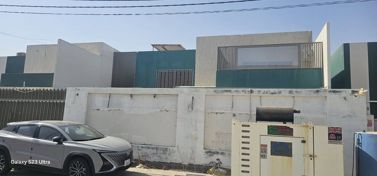 قرية الغدير 2
345 متر فاي أي بي 
كثير من الاضافات 
*حداديه درجه أولى 
*جبسن بورد الطابق الأول 
*مولده جديده 45 كي في 
* سبالت عدد 9
*مطبخ حار ممتاز 
*الخارجي مرمر والحديقه الداخلية 
*مقابل ساحه وقريب حرف T
* 3 بيوت عن الحدائق العامه 
* عكس الشمس  بارد جدا 
*صبغ داخلي وخارجي جديد 
والكثير  من الاضافات والمخزن العلوي والكاميرات 

***********
***********
***********
واتساب فقط والجادين رجاءا 

* يوجد قرض مصرفي 105دفع 550شهريا
