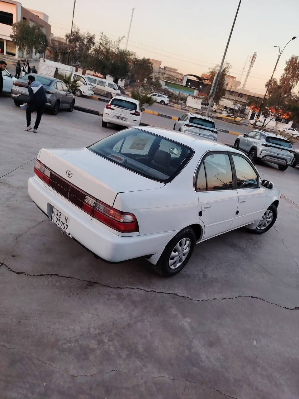 للبيع كورلا موديل(1994)رقم نينوى وسنويه 2030 شرط التحويل هزه جديده المحرك والكير شرط طخم أمامي خلفي جديد سياره جاهزه صبغ بيها ٣ تصليحات بدون دواخل السعر (62) وبيها مجال العنوان موصل حي الشيماء للاستفسار (***********) غير متواجد عل فيس
