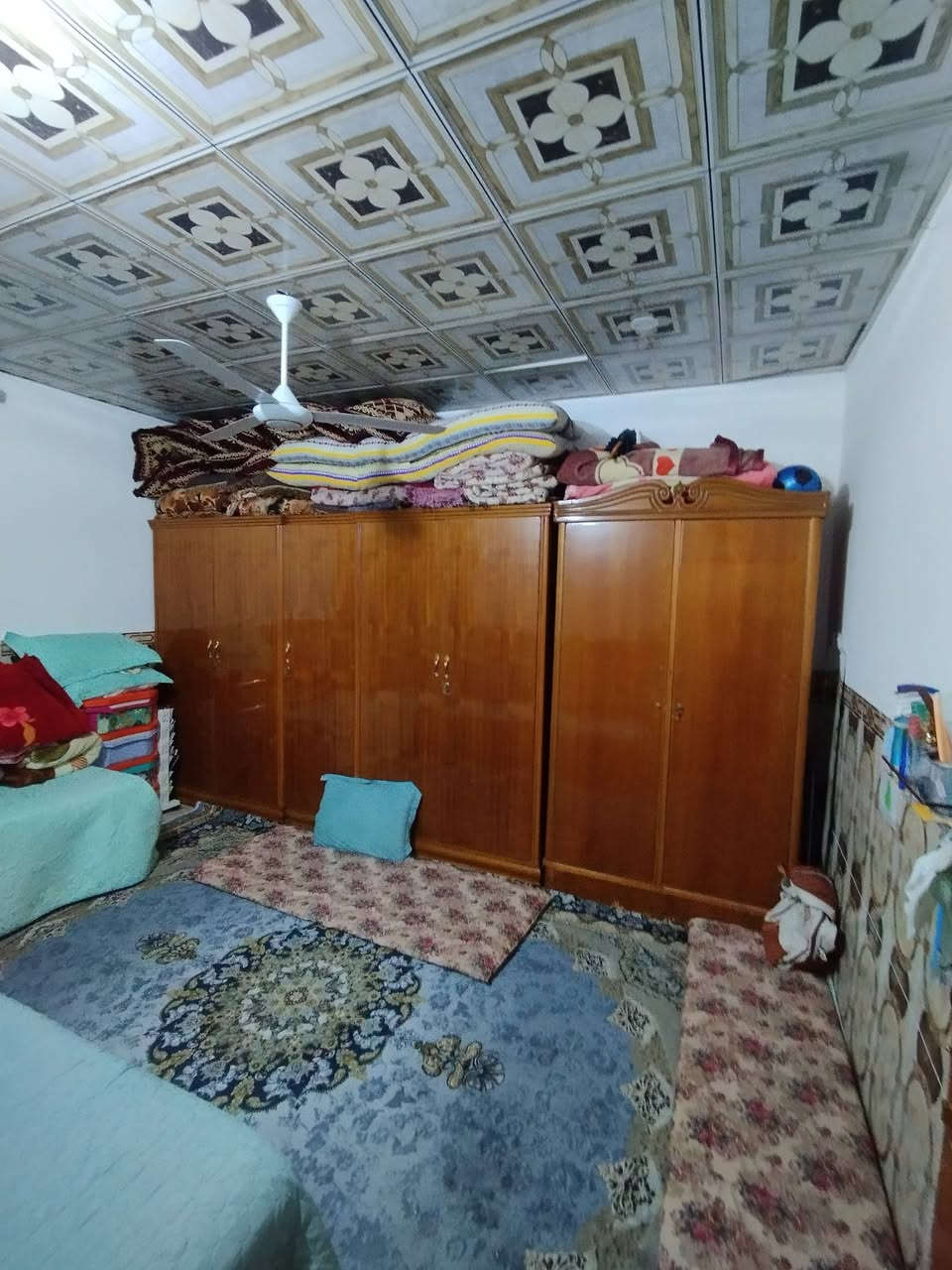 ياالله بيت للبيع مساحه 100م دولان   تفاصيل غرفه وصاله ومطبخ وحمام واستقبال والطابق الثاني  غرفه السعر 70 مع مجال استفسار اتصال *********** مكتب احمد للعقار
