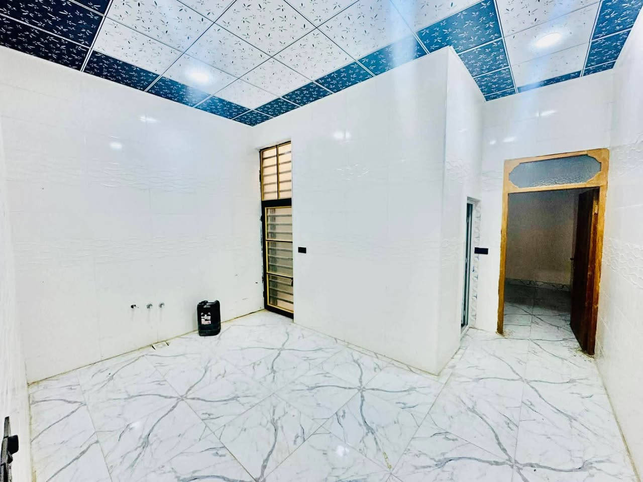 دار لليجار مساحه 100 متر طابق واحد مكانه نجف مجمع بيتي الثاني  بي غرفه وصاله وستقبال ومطبخ وصحيات عدد ثنين ومكشوفه
سعر يجار 250 الف  مال شهرين 
استفسار
***********
‭
