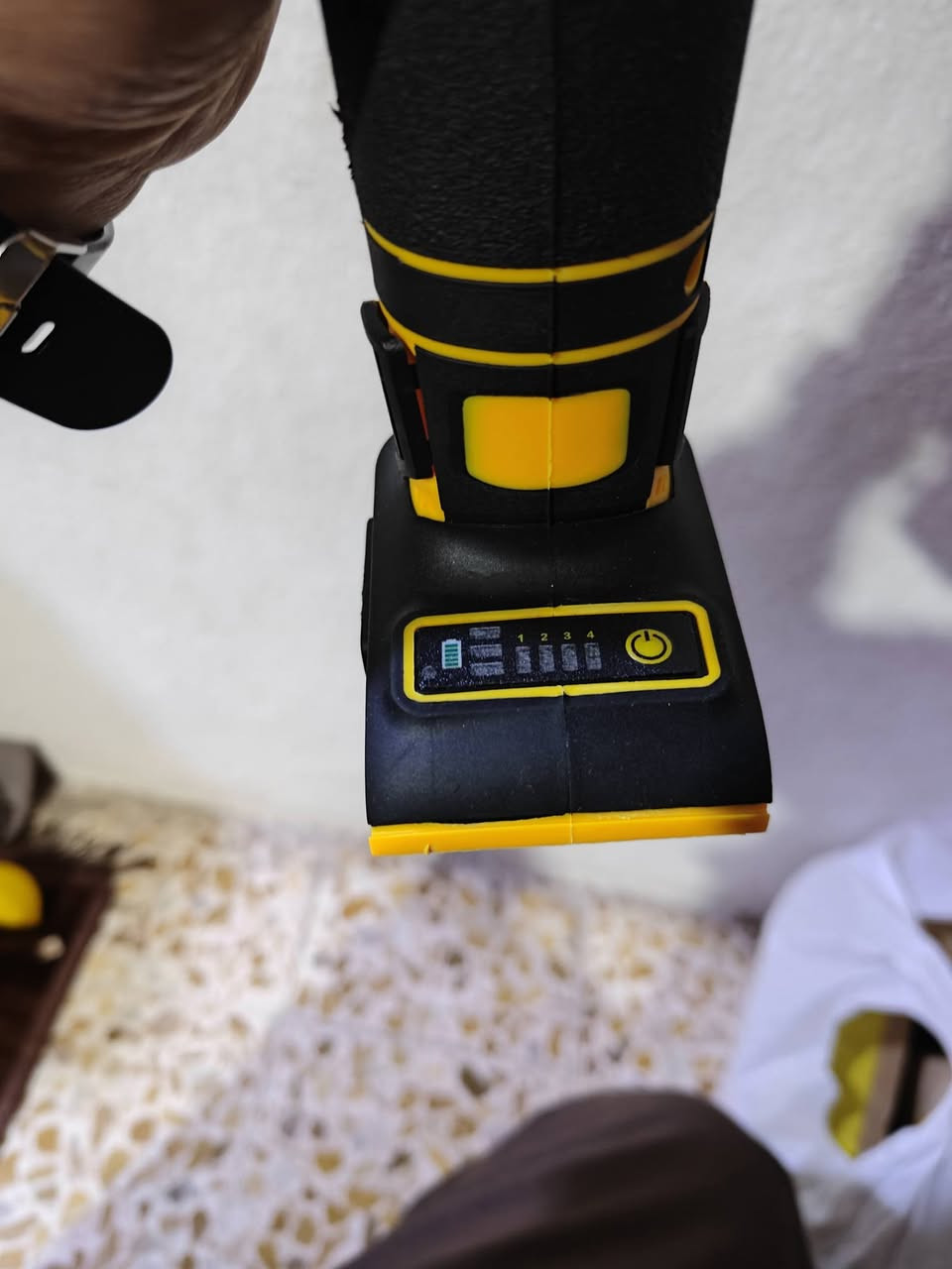 للبيع كوسا ديوالت امازون وياها بطاريه فقط بدون شاحن السعر 70 ويا التوصيل للتواصل على الرقم ***********
