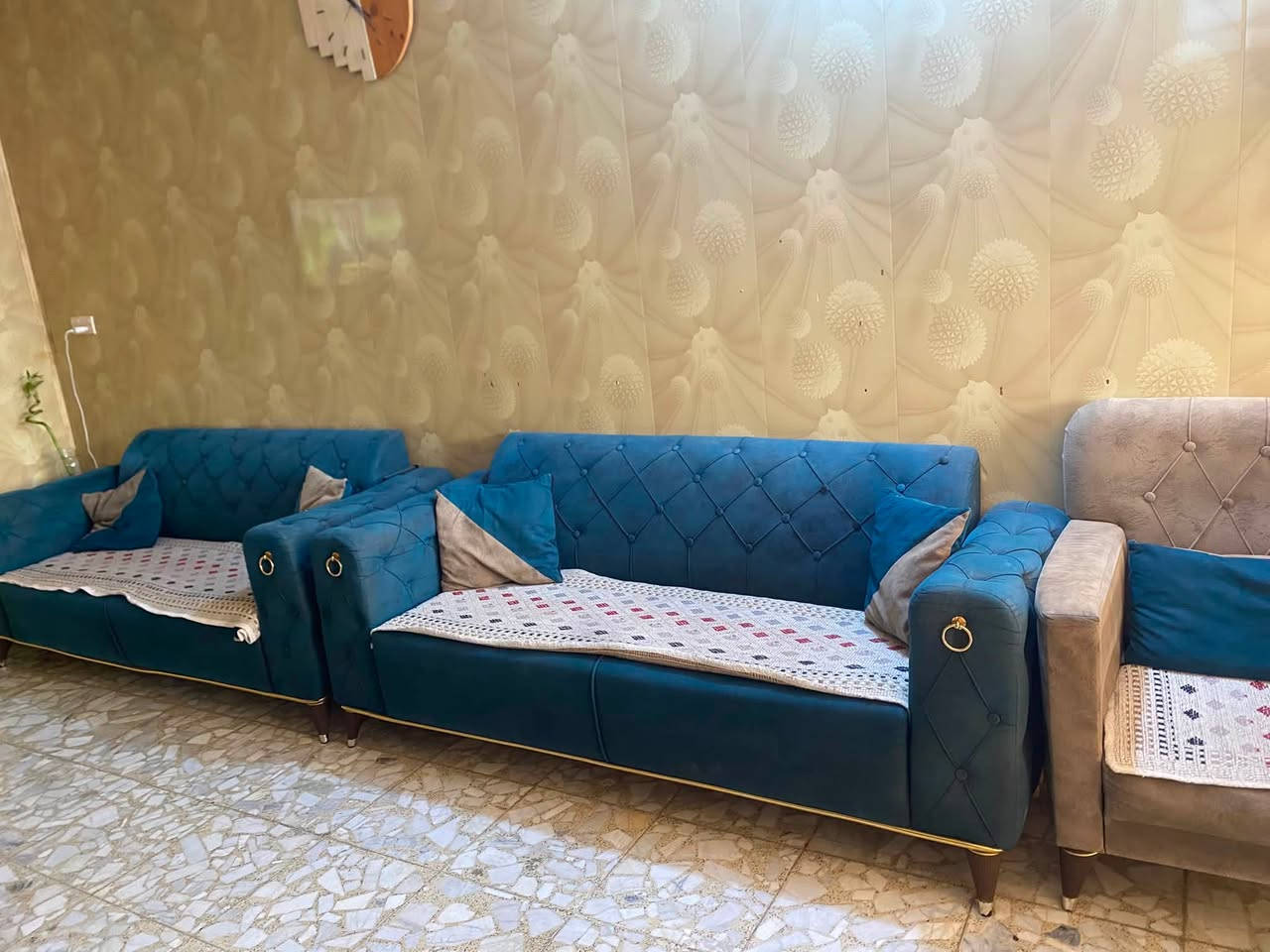 اثاث بيت كامل اريد ابيعة بنات هذا تخم ويا البردات 3 قطع البردات والتخم 10 مقاعد اريدهم ثنينهم ب 400 وبي مجال


**إذا كنت صاحب هذا الإعلان وتريد حذفه لأي سبب، رجاءا أرسل رسالة إلى الدعم الفني**