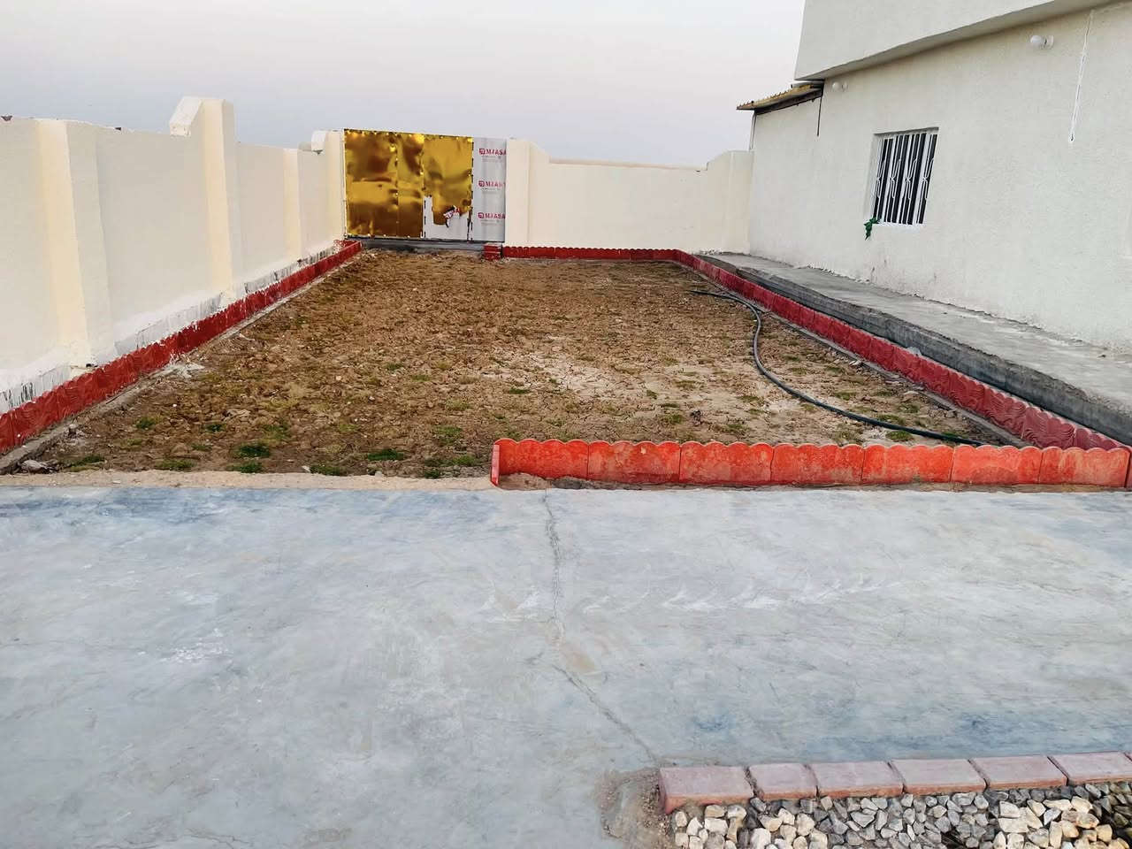 سلام عليكم من رخصت مدير الكروب دونم مع بيت البيع جاهز من كلشي مضيف ٦ متار غرف نوم ٢ هول مطبج جارجي صحيات البيت وصحيات الخطار خارجيات وشو المقطع البيت جاهز من كلشي مكان حلو قرب معمل الغاز قرب ابو حسين ابو سراميك الخفاجي قرب جبله قرب شارع العام البيت فارغ جاهز اخوكم سيد خالد /*********** /*********** كل الخدمات موجوده من كلشي او مراوس بلاندكروز
