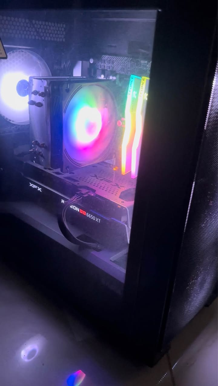 للبيع حاسبة كامله ( كيس + شاشة + ملحقات ) ، احترافية للألعاب والاستخدام القوي 🔥

استخدام قليل جدًا ✅

كل القطع من ماركات عالمية معروفة ✅
( ASUS / DEEPCOOL / LEXAR / TFORCE )

وجميعها داخل ضمان الشركة الأصلية لمدة 10 أشهر كاملة مع كل الوصولات والباكيتات ✅

⸻

🖥️ مواصفات الكيس (تجميعة الحاسبة):
 • 🔹 كرت شاشة: XFX RX6650XT SWIFT 210 3FAN NEW
 • 🔹 معالج: R5 5500 TRAY
 • 🔹 مذربورد: ASUS B450M-A II
 • 🔹 بورسبلاي: DEEPCOOL PF600W 80+ WHITE
 • 🔹 رام: TFORCE 2X8GB 3600 DELTA RGB WHITE
 • 🔹 تخزين: LEXAR M.2 NVME 1TB NM610
 • 🔹 تبريد: MASS COOLER S4000 BLACK
 • 🔹 كيس: SAMA CASE M203 BK

⸻

🖲️ مواصفات الشاشة:
MSI MAG 244F
📺 FHD 24” | ⚡ 200HZ | ⏱️ 0.5MS | 🖼️ IPS FLAT

⸻

🎧 الملحقات:
 • سماعة Havit H2002E Pro (دقة صوت عالية + درايفرات 60mm قوية جدًا)
 • كيبورد وماوس RGB مميزين
Windows 11   مفعل كود اصلي
⸻

💰 السعر الكلي 925 ألف قابل للتفاوض  .
📍 بغداد – المنصور
📞 للتواصل: ***********

🚫 غير متواجد على فيسبوك، التواصل فقط عبر الرقم المذكور بغداد, العراق
