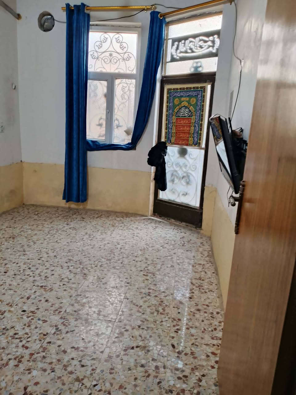 بيت للبيع
عنوانه / الشبانات البزل الاول قرب كوفي الشايب

 
مساحته 75 متر  طابق ونص
عقد 35 زراعي

لفرع عرضه 7 امتار
ويبعد عن شارع العام 50 متر

مداخله / طارمه وصحيات خارجيه وبي مدخلين مدخل للستقبال ومدخل للمطبخ وصاله وسط وصحيات وغرفه ومنور خلفي ودرج لطابق ثاني صاله فوك وصحيات وغرفه وسطح  نوع العقار زراعي
الكهرباء بي وطني ومولده والماء ساحبين خطين ابد ماينكطع شوكت ماشغلون ماطور يجي الماء ومجاري عل شارع عام

الفوك /  هيكل يعني ماملبوخ ولا بي كهرباء فقط

الاستفسار مراسله الرقم ***********
