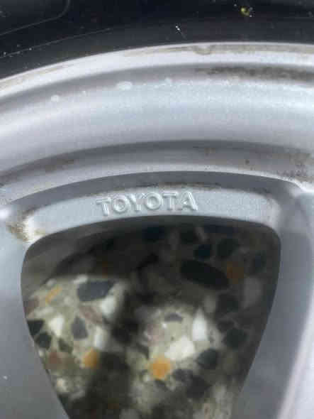 السلام عليكم 
للبيع 
تخم ويل كب مال كورلا بلادي مختوم تيوتا حجم 15
مع تخم تاير إنتاج 22
السعر 190
الاتصال ع الرقم ***********
