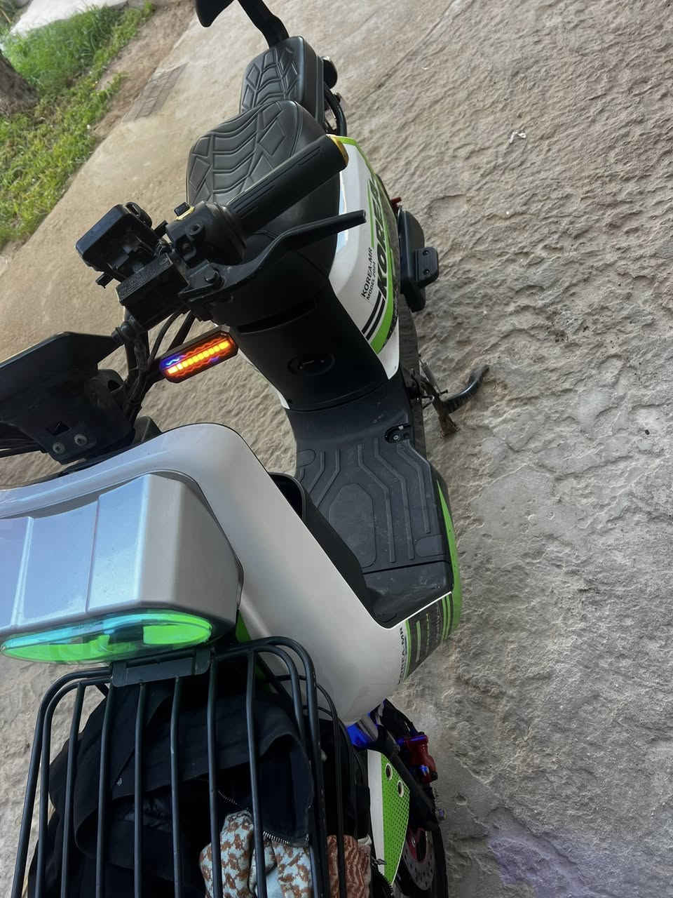 السلام عليكم  دراجه شحن آر 7 دراجه نضيفه كلش من لشغل للبيت فقط. مستخدمه 3اشهر فقط  بطاريته 32.   السعر 450 وبيه مجال. بسيط مكاني بصره بهادريه ***********
