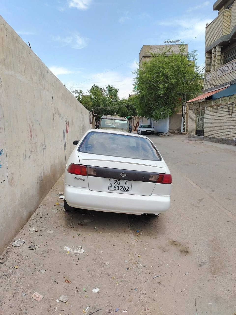 السلام عليكم سيارة نيسان سني موديل 1995 كير اوتو  رقم انكليزي بسمي السعر 40 وبيهة مجال المكان بغداد رقم الهاتف ***********
