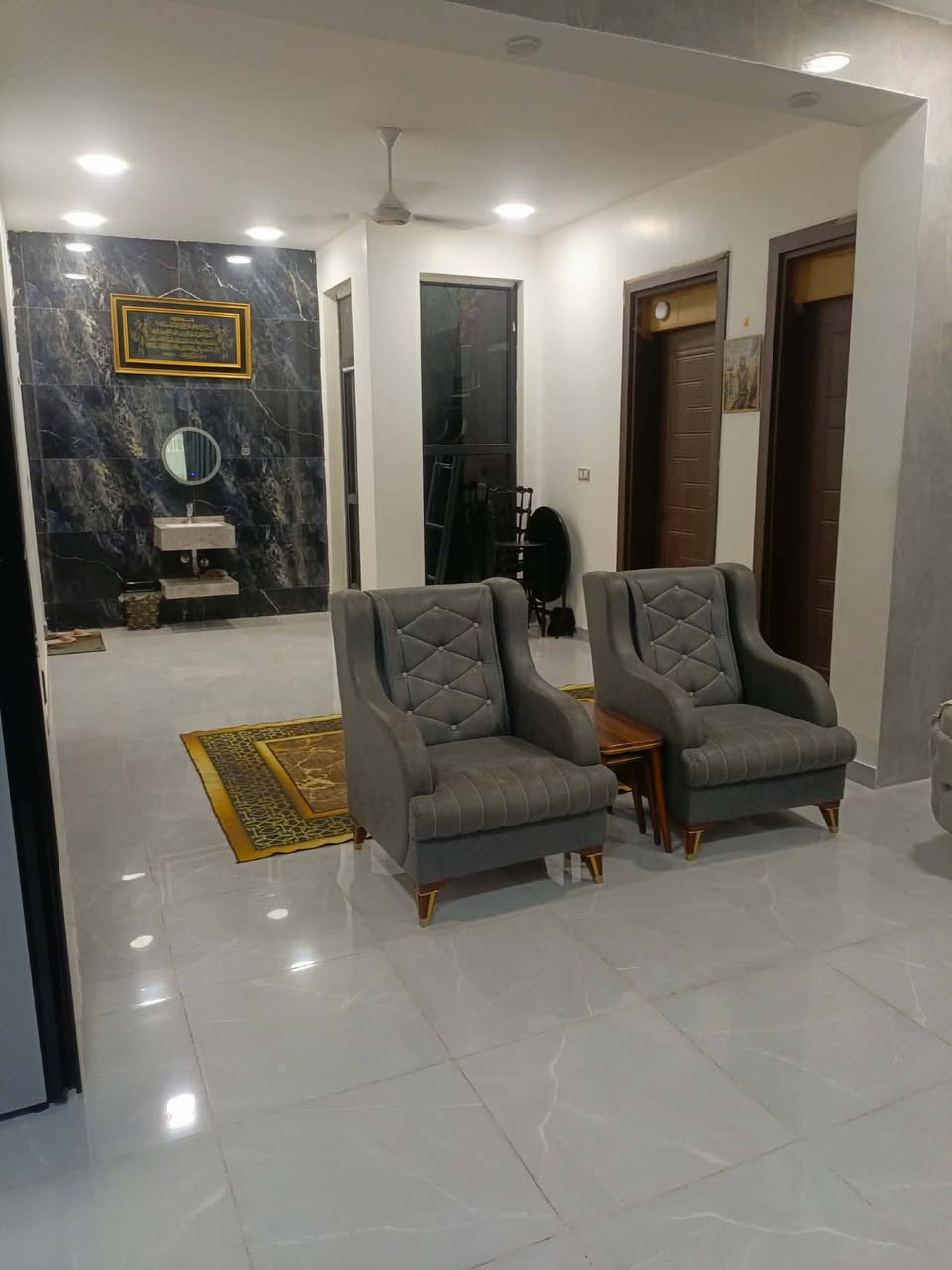 بيت زراعي سند 25 مساحه 160م الواجه13 النزال12 طابقين بناء حديث 2025 
الطابق الاول استقبال + صاله كبيره+ غرفه نوم +مطبخ+ صحيات
الطابق الثاني3غرف نوم +مساحه+صحيات
الارضيه والجدران والحمامات بورسلين درجه اولى الابواب والشبابيك المنيوم
درج خارجي سعر 160بي مجال قليل زعفرانيه دور الصحه خلف مدرسه واسط رقم ***********احمد للعقار

