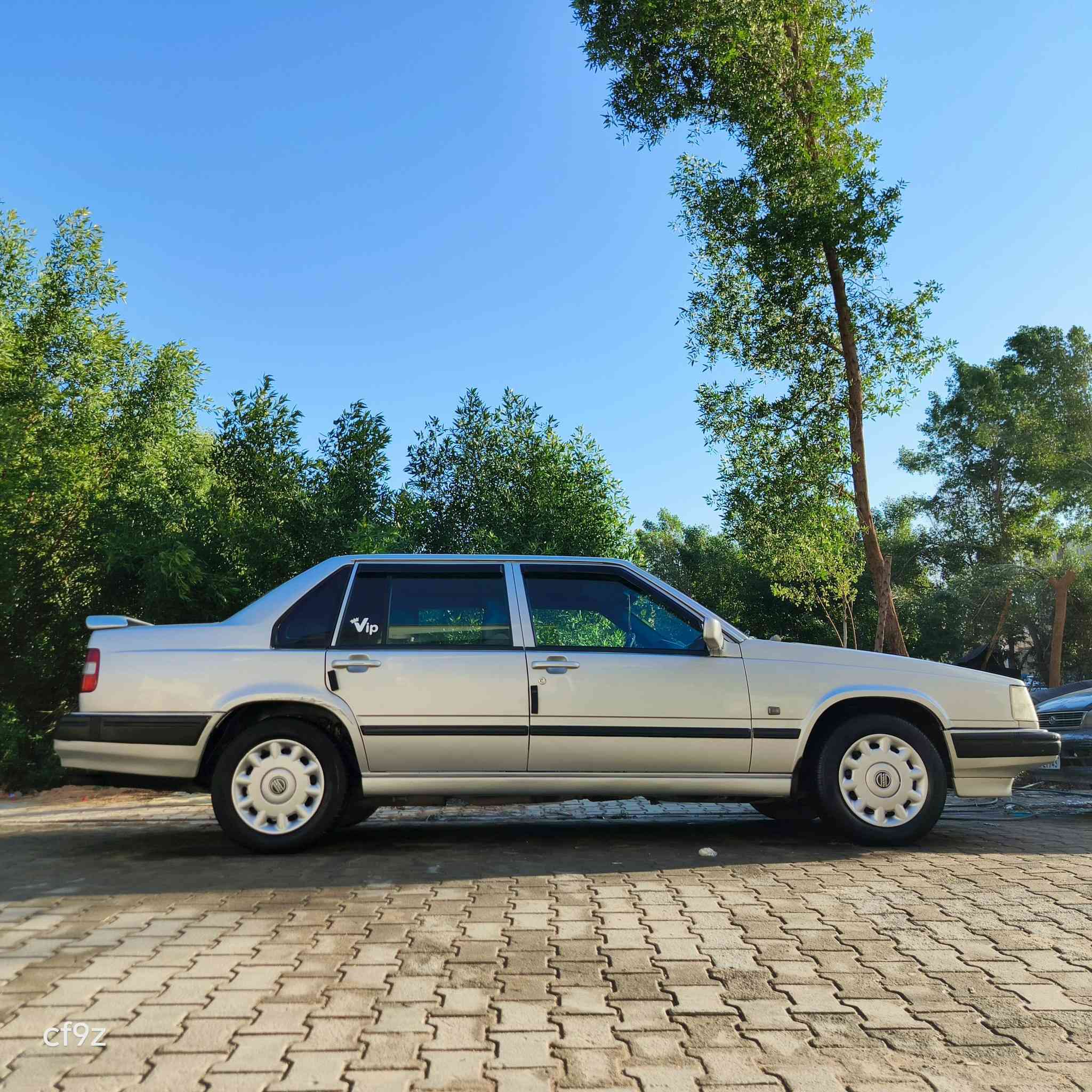 فولفو 940 كفالة
محرك 4 سلندر تيربو 2.0
كير اوتوماتيك
وارد ياباني 
فول مواصفات ماعدة لفتحة 
تبريد شغال بكل وقت 
تحكم كشنات كهربائي + تحكم مري 
شاشة وسستم سماعات وكامرة 
لمحرك بحالة جيدة لا تنقيص ولا تبخير 
مصبوغة عام الجمالية أثر جراد 
دشبول اسود ورصاصي 
كلشي شغال بيها 
سيارة عوزها بس تجفت مشط وتبدل لبور 
أما غير هذني سيارة ماعايزة شي شلعة ومعدل تخبل 
مكاني نجف قرب جسر الإمام علي 
***********
سعر 71 وبيها مجال بسيط
