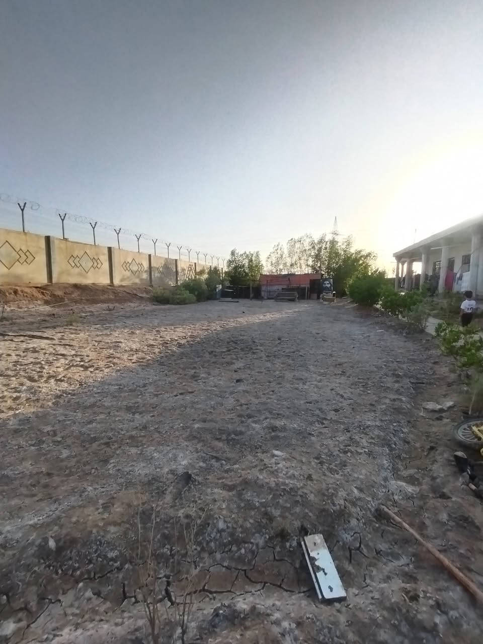 السلام عليكم دونم للبيع يحتوي على ٣ بيوت ومضيف معزول مع الخدمات
1.مساحة ٨٠ متر
2 مساحة ٢٠٠ متر
3 مساحة ١٠٠ متر
4 مضيف ٦٥ متر
منطقة الاصلاح خلف مرطبات كريم سفيح
الاستفسار الاتصال على الرقم ***********
