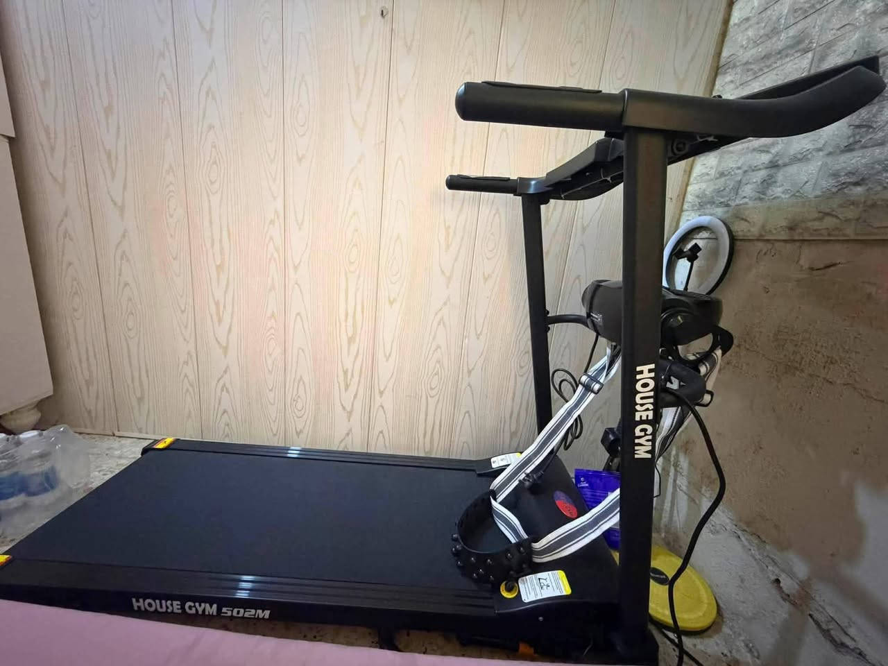كلش كلش نظيف
مكلف بالنشر 
جهاز جري داخل المنزل، ويعمل بكفاءة.

📋 المواصفات:

* الماركة: House Gym
* الموديل: 502M
* النوع: سير كهربائي منزلي
* السرعة: من 1 إلى 12 كم/ساعة
* المحرك: 3.0 HP
* الجهد الكهربائي: 220–240 فولت
* التردد: 50Hz
* أقصى وزن للمستخدم: 120 كجم
* شاشة رقمية تعرض:
    * الوقت
    * السرعة
    * المسافة
    * السعرات الحرارية
* مزود بحامل أكواب ومفتاح أمان للإيقاف الفوري
السعر 350 قابل للتفاوض


**إذا كنت صاحب هذا الإعلان وتريد حذفه لأي سبب، رجاءا أرسل رسالة إلى الدعم الفني**