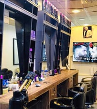 محل حلاقة • مؤجرتين • عمارة ميسان