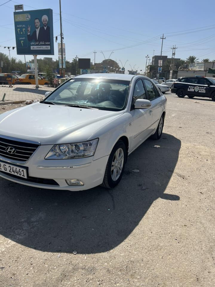 سوناتا موديل ٢٠٠٩ اللون ابيض داخل جلد اسود 
كشن السايق كهرباء 
محرك ٢٠٠٠
بيها رشات صبغ خالية من الگص والتبديل 
مكينة وكير وحدادة وتبريد جيد جداً
تخم تاير وويل كب جدد
رقم اربيل 
سنوية بأسم صاحبها وكالة وتحويل جاهزة وداخلة هزة 
السعر ١١٠ بي شوية مجال

***********
