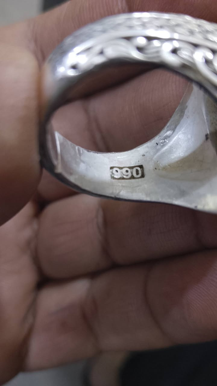 متاح خاتم فضه عيار 990 عمل صياغة عارف صياغة البحرين متوج بحجر من العقيق اليماني الاصلي الكرزي خاتم جدا جميل وثقيل وزن الخاتم 33غرام للأستفسار ادل خاص وتدلل .ملاحضه لا يوجد توصيل .


**إذا كنت صاحب هذا الإعلان وتريد حذفه لأي سبب، رجاءا أرسل رسالة إلى الدعم الفني**