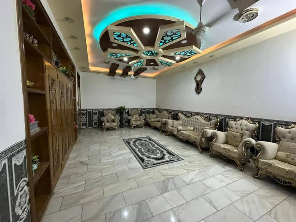 السلام عليكم ورحمة الله وبركاتة عدي بيت بحي الاساتذه الأولى البيت بناء حديث طابو صرف بسم شخص وحد تحويل مباشر خدمات كامله تبليط عرض الشارع 15 البيت كله مرمر كامله  ينباع هو والأثاث  مالته متكون من 8 غراف نوام  الاتصال *********** البيت صاير بضهر الدكتور عادل الكرعاوي
