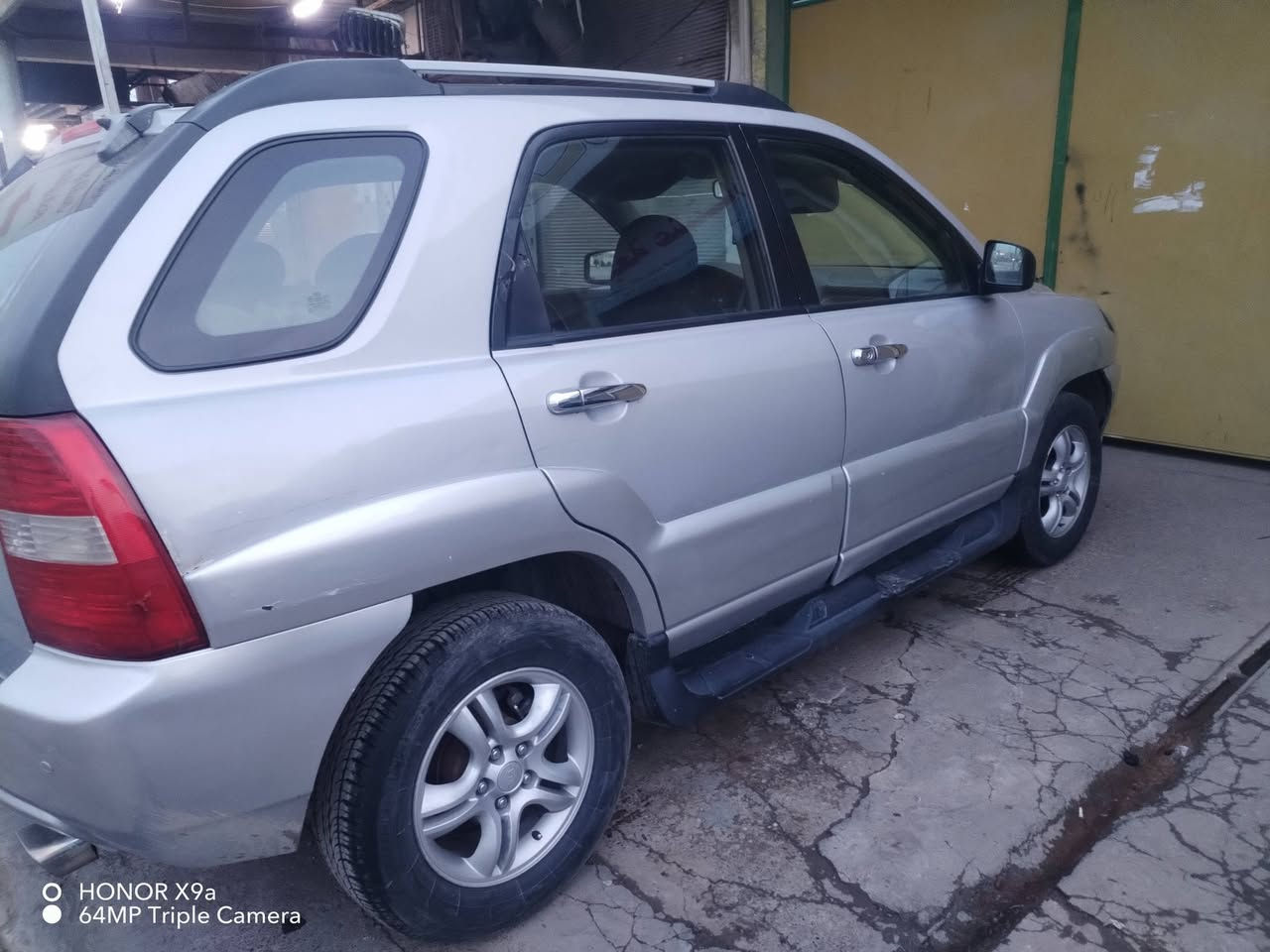 السلام عليكم  
كيا سبورتج وارد كوري 
موديل 2008
مكينه اربعه سلندر مامفتوحه 2000
بيها صبغ نص باب النفر بدون دواخل بدون جراد 
 مكاني موصل الايسر
رقم اربيل الماني 
حساسات 
كامره 

***********
***********
