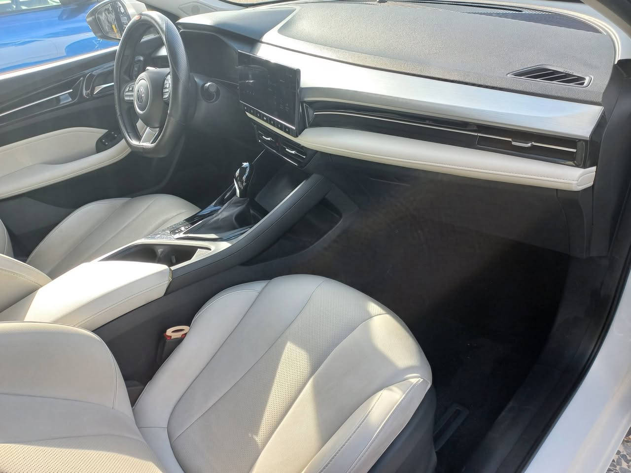 سيارة MG5  موديل 2025 فول مواصفات للبيع نوع ( Luxury ) ، ماشية ١٩٥٠٠ كم بضمان الشركة ، رقم دهوك . بيها شبر صبغ بالبوند .
المكان : الموصل .
*********** .
