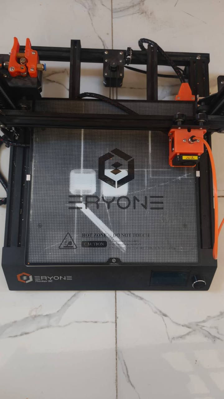 السلام عليكم هاي طابعه 3D  وهاي مواصفاته والي ايريد يدخل يبحث عليه او يتاكد ويشوف بعينه وكلش نضيفه وما مطبوع بيه غير مرتين او شوفت عينكم نضافته 98٪ وشغاله ما بيه اي نقص + وياه روله فلمنت كامله وجديده وسعره 325 وبيه مجال بسيط للاتصال 

 ***********

هذه الطابعة هي Eryone Thinker SE، وهي طابعة ثلاثية الأبعاد تعتمد تقنية FDM.     حجم الطباعة: تتميز بحجم طباعة كبير يبلغ
 (40 سم عمق/ 30 سم عرض / 40 سم ارتفاع) 
هدوء التشغيل: تستخدم مشغلات محرك خطوي من طراز TMC2208 لجعلها هادئة جداً أثناء العمل، حيث يبلغ متوسط الضوضاء التشغيلية 49 ديسيبل.  سطح الطباعة: تأتي مع سرير زجاجي ساخن ومزخرف لتحسين التصاق المطبوعات.  مميزات إضافية: تدعم استئناف الطباعة بعد انقطاع التيار الكهربائي وتتميز بسهولة التجميع (حوالي 15 دقيقة).
