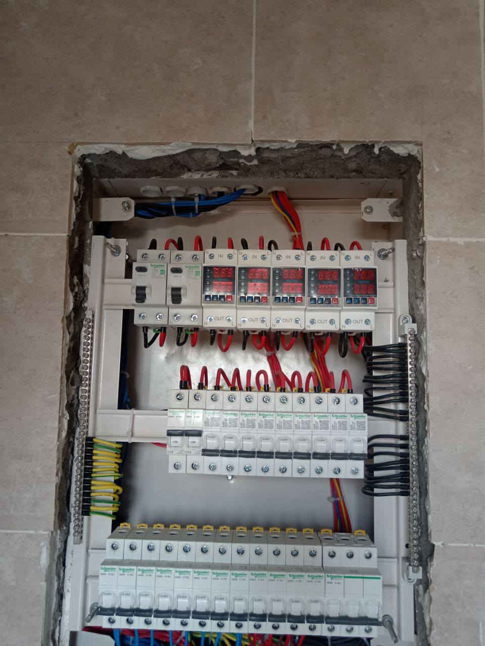 كهربائي متفرغ لجميع أنواع التاسيسات الكهربائيه الحديثه وجميع مراحل سحب تشطيب نزالات أسعار مناسبه للتواصل ***********
