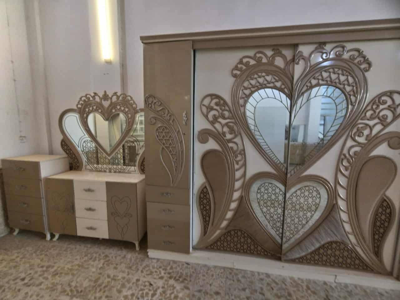غرفه ٧ قطع ضخمه نضيفه جدا كنتور ٣ متر لون ميتاليك
بسعر مميز
425 الف بدون نقل وشد 
متوفره بمعرض الملك
حي ميسان مقابل نفق المختار ***********
