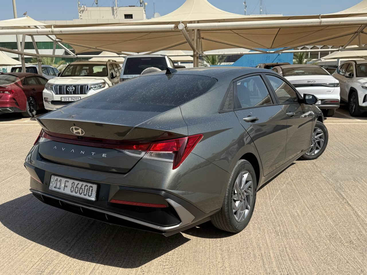 السلام عليكم 

هيونداي أفانتي وارد كوري موديل 2024 هايبرد 

حجم المكينه 1600 تمشي بالتوفيله الوحده 825 كيلو متر 

بيها باب السايق صبغ والجاملغ الايمن امبدل للعلم الاصلي موجود عندي بس بارد بسيط بلا شاصي ولا لغد ولا دواخل مرفق السونار بالمنشور للعلم السياره مايطلع بيها صور حادث لان وارد كوري مابيها صور بيها تقرير فقط وهذا رقم 

شاصيها KMHLM41JGRU083169

ماشيه 43 كيلو متر وقابل للزياده ماشيه شي قليل بالعراق السياره حالها حال الزيرو للعلم كيرها AT بلاد 

عارضها ب 143 وبيها مجال بسيط 

مكانها بغداد حي الجهاد
*********** علي 

مواصفاتها : 

* رونات دجتل (إلكتروني) 
* شاشه كار بلي + أندرويد 
* لد نهاري + عدسات زنون 
* كشنات جلد 
* مري شفط 
*تبريد بيانو + مناخين منفصل 
* حساسات خلفيه 
* حساسات اماميه 
* تنبيه تصادم اماني 
* ستيرن فل تحكم 4 جهات + منبه اهتزاز 
* رادار امامي 
* سايد بريك دكمه 
* 3 مودات قياده سبورت / سمارت / ايكو 
*اوتو هولد 
* دكمه كأمره الخلفيه تحكم بغداد, العراق
