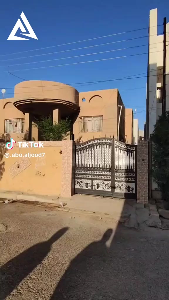 بسم الله الرحمن الرحيم 
دار للبيع الموقع الزراعة حي الميكانيك مساحة الدار 303متر طابو صرف موجود كافة الخدمات من ماء وكهرباء ومدارس 
يتكون الدار من كراج سيارة وحديقة وغرفة  واستقبال ومطبخ وصحيات والطابق الثاني  يحتوي على غرفتين ومطبخ وصحيات 
ومن ضمن هذا الدار يحتوي على مشتمل معزول يحتوي على صحيات ومطبخ وديوانية وغرفة 
ملاحظة سعر الدار 235وقابل للتفاوض والاستفسار يرجى الاتصال 
على الرقم الموجود 
*********** اثير 
***********اسيا حسون ابو عبدا.  

ملاحظه البيت يرهم مراوس بسعر أقل
