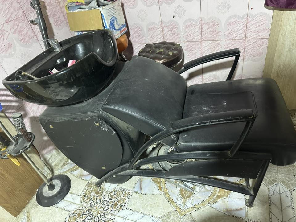 السلام عليكم. غراض صالون حلاقه مثل ماموضح بالصوره نضيفات بس متروكات قبل مده    العنوان البصره / الابله 
***********
