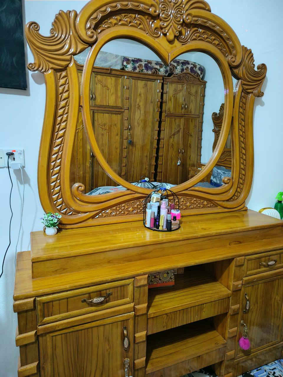 غرفة صاج داخلي وخارجي جديده ونضيفه كلش بعد احله من الصور 5 قطع نجاره عراقيه  طابقين ***********
