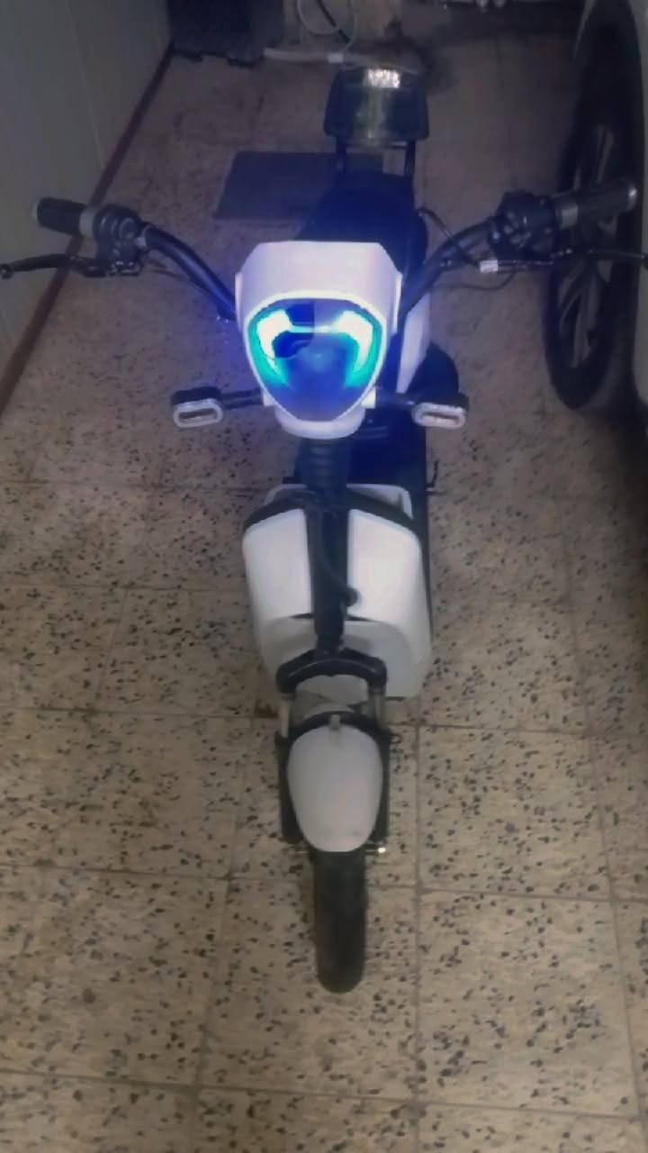 السلام عليكم حبايب عندي دراجة شحن للبيع الدراجة مستعملة كلشي ما بيهة الاتصال بل الرقم *********** موجود عل واتساب والسعر خاص ....
