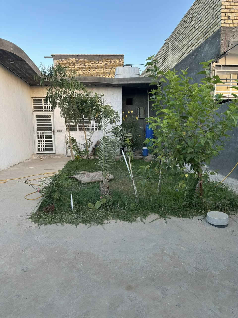 بيت لبيع سند ٢٥  المساحة ٤١٧ م

غرفتين ٥*٥ 
صاله ١٠*٥ 
مطبخ ٥*٦ 
استقبال ١٠*٥ 
صحيات داخليه وخارجيه 
ارضية بورسلين درجه اولي 
تبليط كهرباء ماء مجاري مولد خط ذهبي 
بيت كامل من كل شيء  جيب غراضك واكعد 
الموقع مجمع نبيل وحسين جياد بدايه طريق الحياوين الشارع السابع  
للاستفسار الاتصال عليه الرقم 
***********
