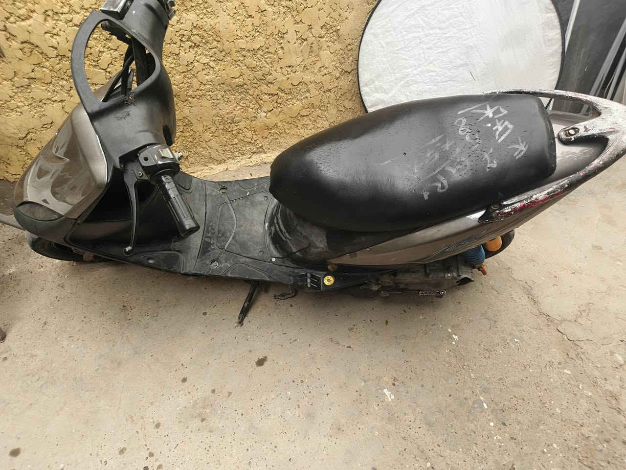 السلام عليكم دراجة ماكس عدلة للبيع كوم حديد السعر 275 جنت امشي بيهة وطفت وحدهة مستعجل علة بيعتهة لعنوان بغداد لشعب حي البساتين رقم لعاتف *********** متواجد واتساب تجي تحمل وتروح
