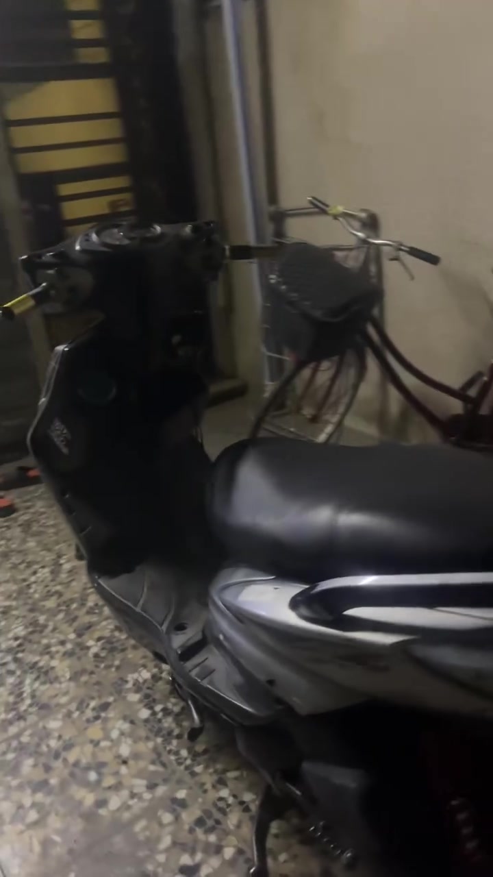 السلام عليكم سكنس فحل كابريتر للبيع الدراجه جاهزه وكامله مكمله من الاخير اي نقص مابيها عدا كيج الكيلو متر مكينه مكفوله ممفتوحه دبلات نظيفه تايرات جدد شكلها كدامك نكره سلف ترايك وين متريد من الاخير الدراجه كلها كفاله سعر الدراجه 600 وبيها مجال كلش بسيط عنواني الدوره ابودشير ***********
