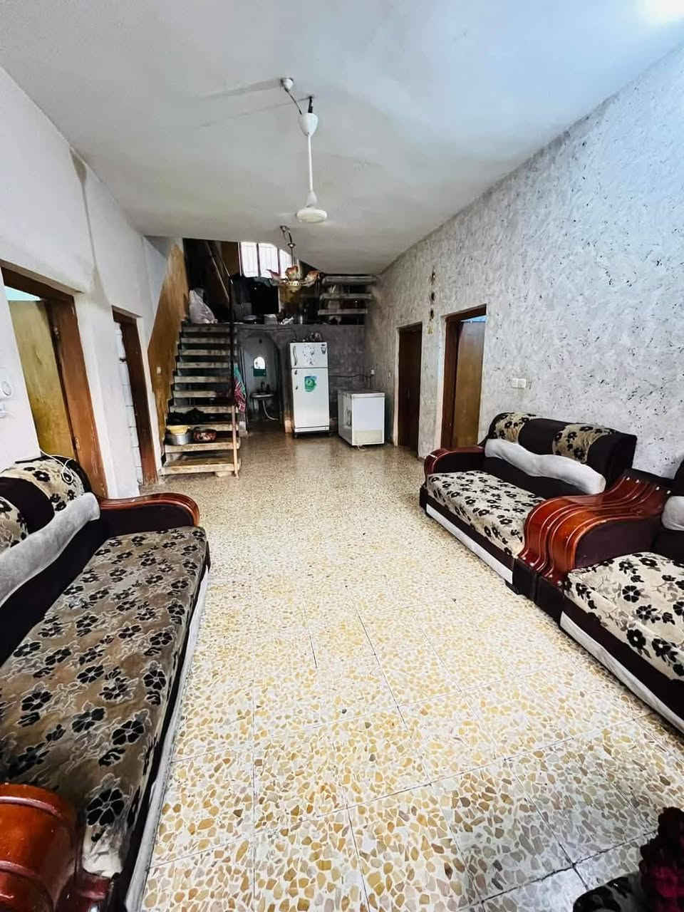 المساحه 1000متر فيها بيتان 
البيت الأول يتكون من غرفتين نوم وكلدور ومطبخ واستقبال وصيحات داخلية وخارجية مساحة البيت 250متر 
البيت الثاني يتكون من غرفة نوم وكلدور ومطبخ واستقبال وصيحات داخلية وخارجية مساحة البيت 240
الباقي من المساحة 500متر 
سند 25 مقاطعة 33العيفار 
العنوان شارع الكبان قرب مولدة العيفار 
كافة الخدمات متوفرة كهرباء تبليط مجاري 
للاستفسار الاتصال على الرقم ***********
