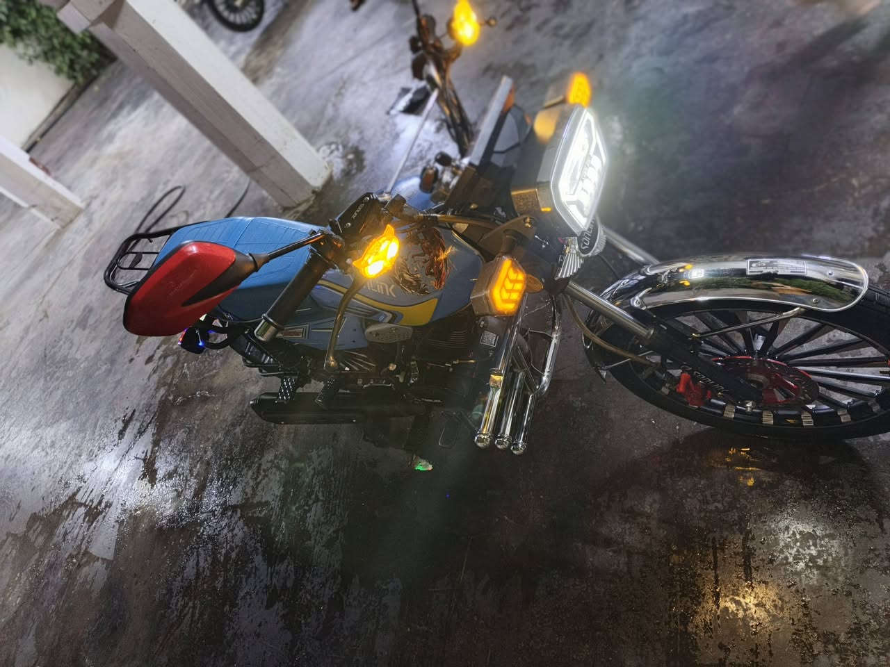 السلام عليكم 
دراجه سونك موديل 25 محرك 200 كلشي شغال بيها 
تشغيل عن بعد سويجات 2 ريمونات 2 لايت زنون بومه 
دراجن مفوله شوفت عينك سعر 900وبيها مجال اذا مو شراي اعبر منشور لاتعبني ولا تعبك مكاني كرمه مقابيل معمل سمنت
***********
