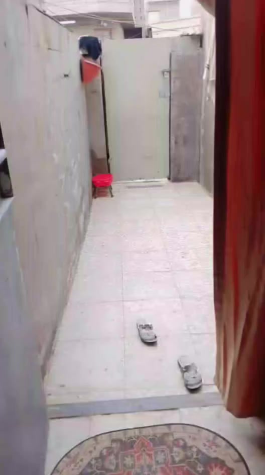 بيت لبيع مكان مجمع فداك قريب مشتل سعر 30 مساحة 80رقم راعي 
***********
