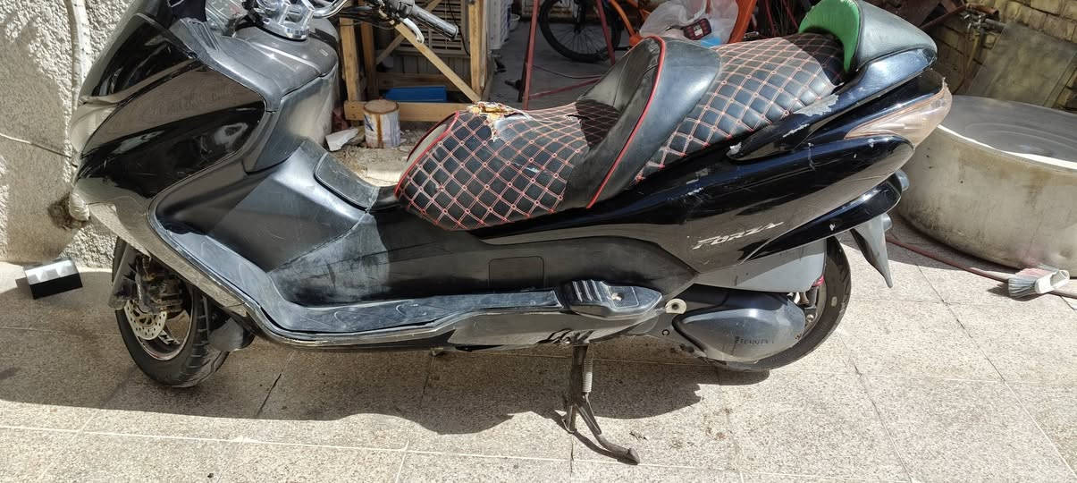 السلام عليكم فوزا 08للبيع الدراجة خير من الله الدراجة عمية بلد مكينة ناعمة وما مفتوحة الكلجات اصلية خير من الله الدراجة حلوة وما عوزهة شي يرادلهة فقط تاير امامي السعر 650الشراي يتصل او يراسلني مكاني الشعب ***********
