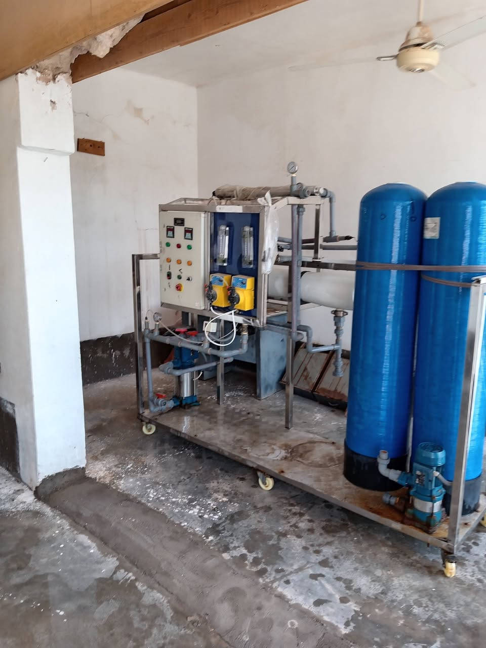 سلام عليكم
معمل تصفية مياه / للبيع 
 ايطالي الصنع  افضل نوعيه درجه اولى 
مع تانكيات عدد ٢  حجم التانكي الواحد 5000 لتر ....
المعمل يصفي بل ساعه الف لتر 
السعر 60 ورقه وبي مجال 
للاستفسار  الاتصال *********** او المراسله
