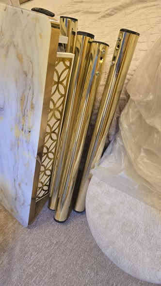 ميز طعام جديد غير مستخدم نظافة 100%
الوجه جام سهل التنظيف
الطول 130 ,170 
العرض 80 
كراسي عدد 6 
يتكبر و يتصغر بسهولة 
السعر 215 الف مع التوصيل لكافة مناطق البصرة
للاستفسار الاتصال على الرقم *********** البصرة
