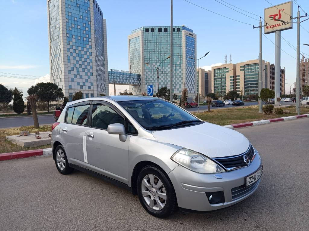 بەناوی خودای گەورە و میهرەبان 
 نیسان ڤێرسا مۆدیل2009 مەکینە 20 ئەمەریکی گێر تۆماتیک چوار جام کارەبا تەبرید سارد و گەرم لایت زینۆن و بلاجکتۆر ویل کەپ ، بێ کالبونەوە سێ پارچەی پێشی بۆیاغە جەمپەکی خەفیفی پێشی هەیە لەگەل دوو بست سندوقی پشتی بێ لێدران، سەنەوی چوار مانگی مایە هەزە و فحسی نوێیە 2027، وەرگەراو و براوە موس بەناوکردن  بەشەرت ، مەکینەی قیچەک سەرف دەکا، گێر بەشەرت، *********** أربيل, العراق
