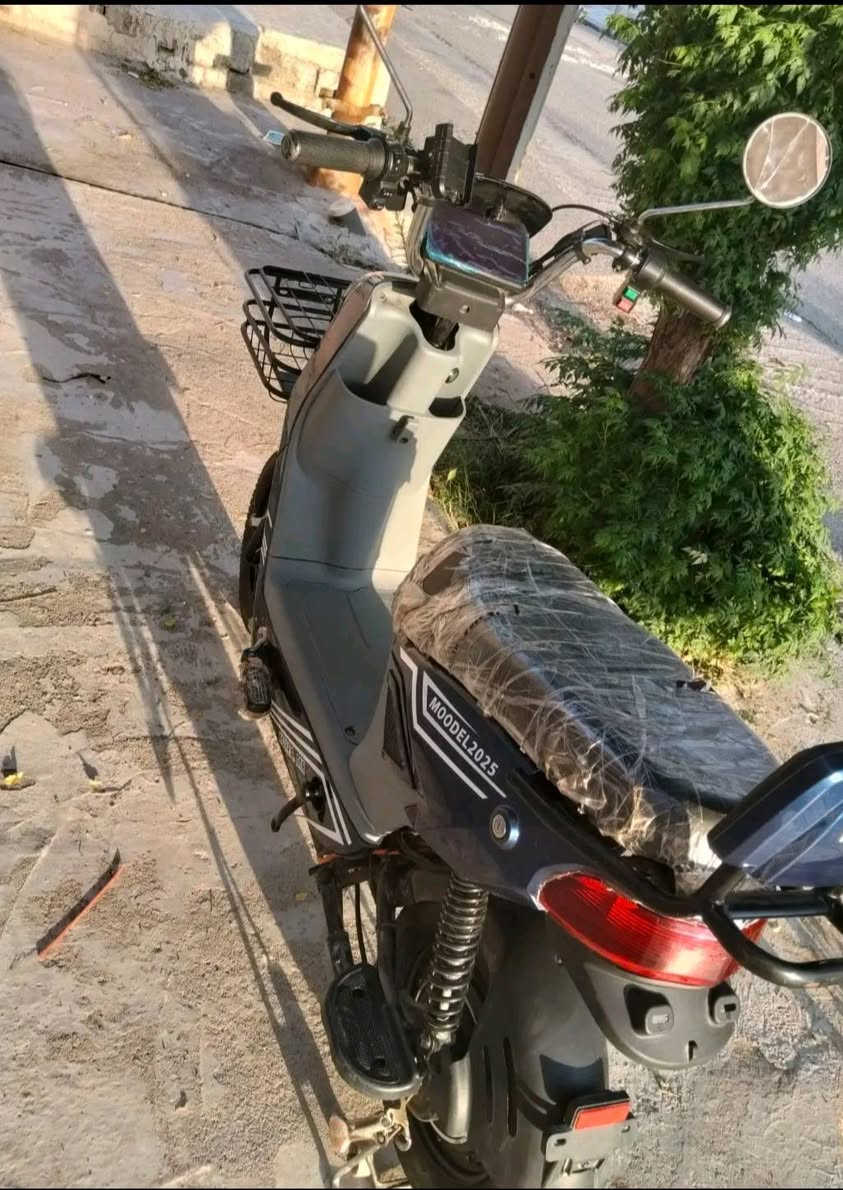سلام عليكم ماطور شحن للبيع حجم 16 معاه سويج 2بصمه 2 كرت 2 نضيف حيل مستخدم اقل من سنه سعر 300وبي مجال للطيبين  مكاني موصل جانب الايمن حي العريبي رقم التلفون ***********
