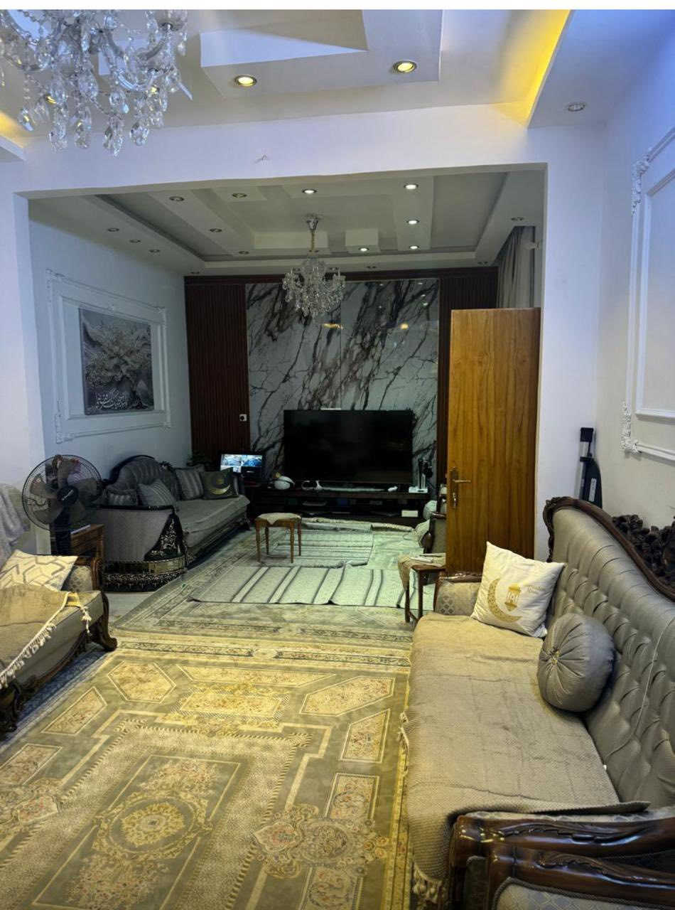 بيت ركن للبيع شارع خدمي القناة العماره الحمره قرب مطعم الرياضي 
زقاق ١ محله ٧٣٥
المساحه ٧٦م الواجهه ٨م والنزال ٩ ونص 
بناء حديث ٢٠٢٤
يتكون من ثلاث طوابق الطابق الاول يحتوي غرفه ومطبخ واستقبال وحمامين داخلي وخارجي 
الطابق الثاني غرفتين نوم وصاله صغيره وحمام 
الطابق الثالث غرفة نوم ومخزن صغير وسطح
للاستفسار التواصل ***********
